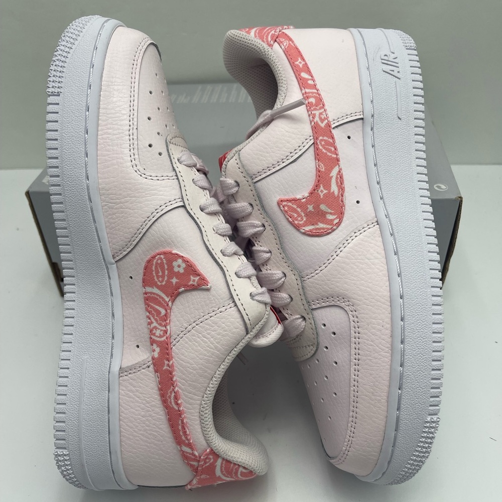 Nike Women W AIR FORCE 1 '07
PEARL PINK/CORAL CHALK-WHITE Pink Platform Sneakers - Picture 11 of 16
